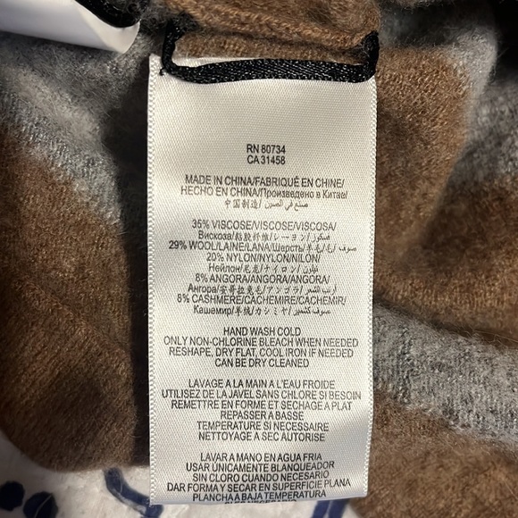 BCBG super soft and sexy small sweater - Picture 9 of 9